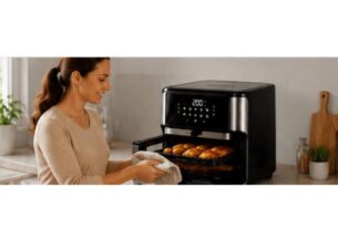 Pessoa utilizando a Air Fryer AFON-12L-BI na cozinha.